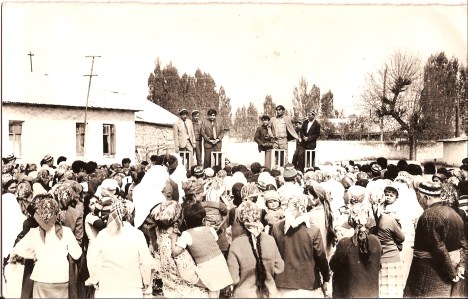 Bu surat 1990 yilning bahorida Namangandagi saylovoldi uchrashuvlaridan birida olingan. Minbarda Dadaxon Yoqubov (chapdan birinchi) va Jahongir Muhammad (chapdan uchinchi).