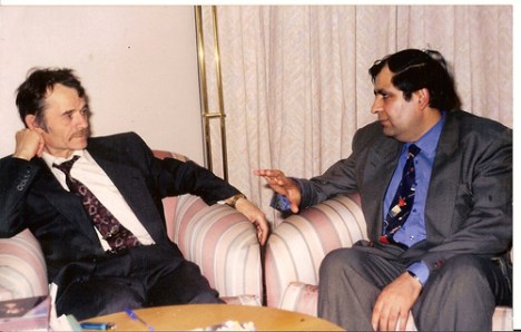 Suratda׃ Mustafo Jemil o'g'li(chapda) va Jahongir Muhammad. 1995.