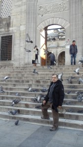 2013 yil. 10 dekabr. Istanbul.Eminonu.Yeni jami yonida. E’tibor qiling, endi eshik ochiq.